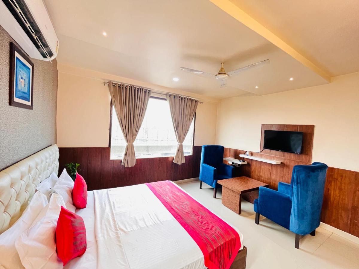 Hotel The Leaf - Gomti Nagar Lucknow Bagian luar foto