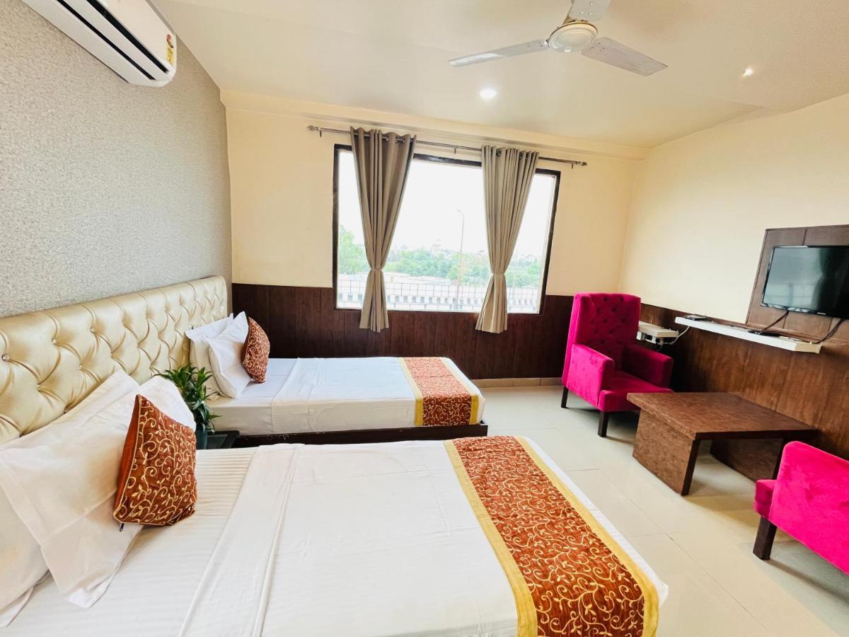 Hotel The Leaf - Gomti Nagar Lucknow Bagian luar foto
