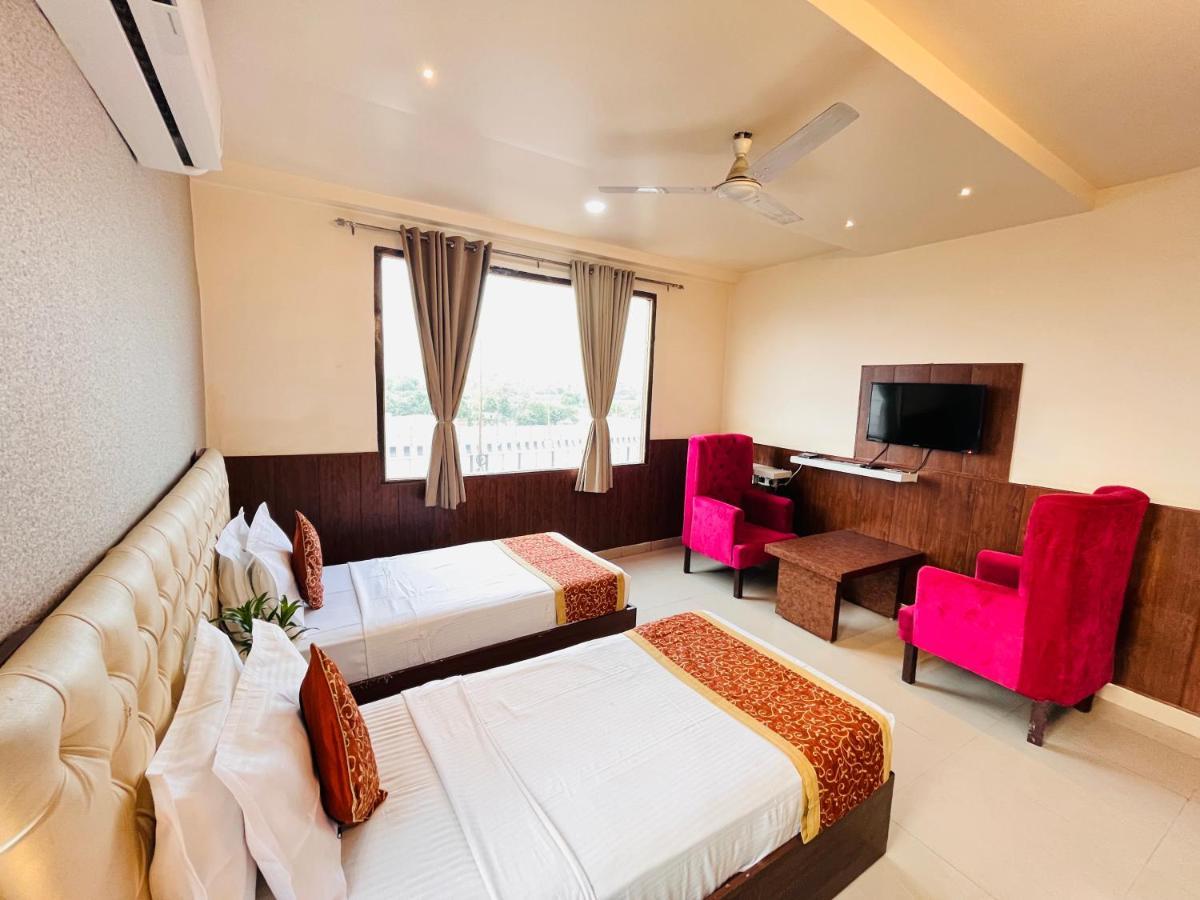 Hotel The Leaf - Gomti Nagar Lucknow Bagian luar foto
