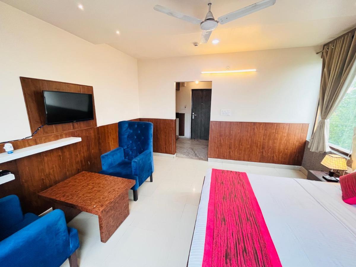 Hotel The Leaf - Gomti Nagar Lucknow Bagian luar foto