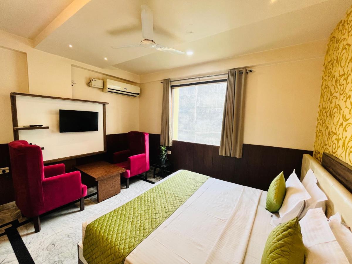 Hotel The Leaf - Gomti Nagar Lucknow Bagian luar foto