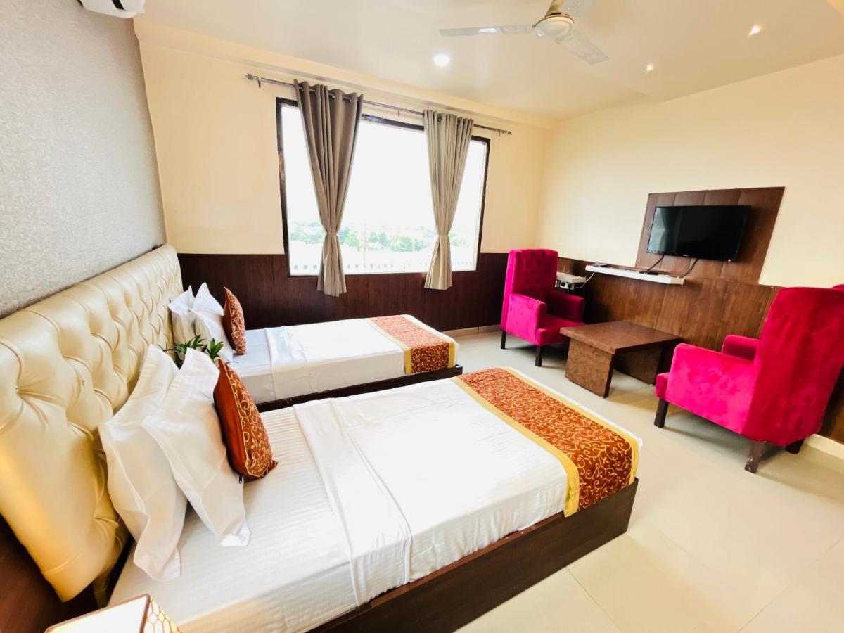 Hotel The Leaf - Gomti Nagar Lucknow Bagian luar foto