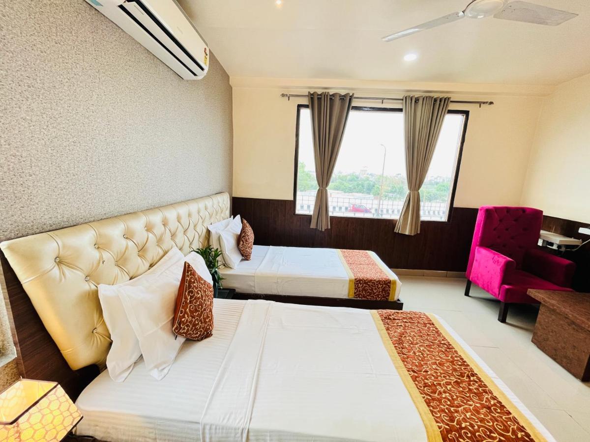 Hotel The Leaf - Gomti Nagar Lucknow Bagian luar foto
