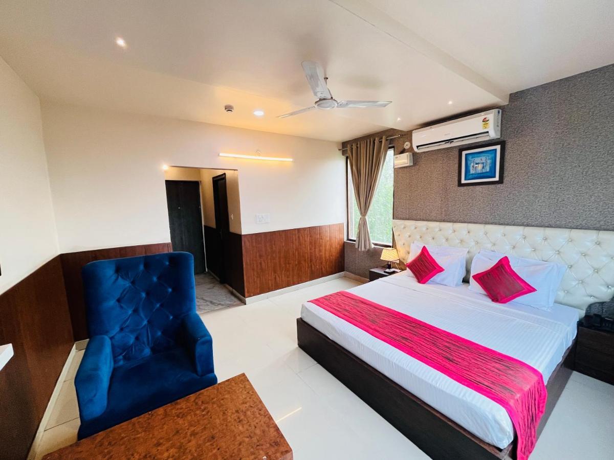 Hotel The Leaf - Gomti Nagar Lucknow Bagian luar foto
