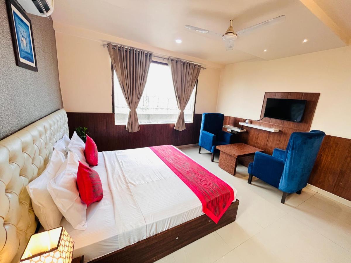 Hotel The Leaf - Gomti Nagar Lucknow Bagian luar foto