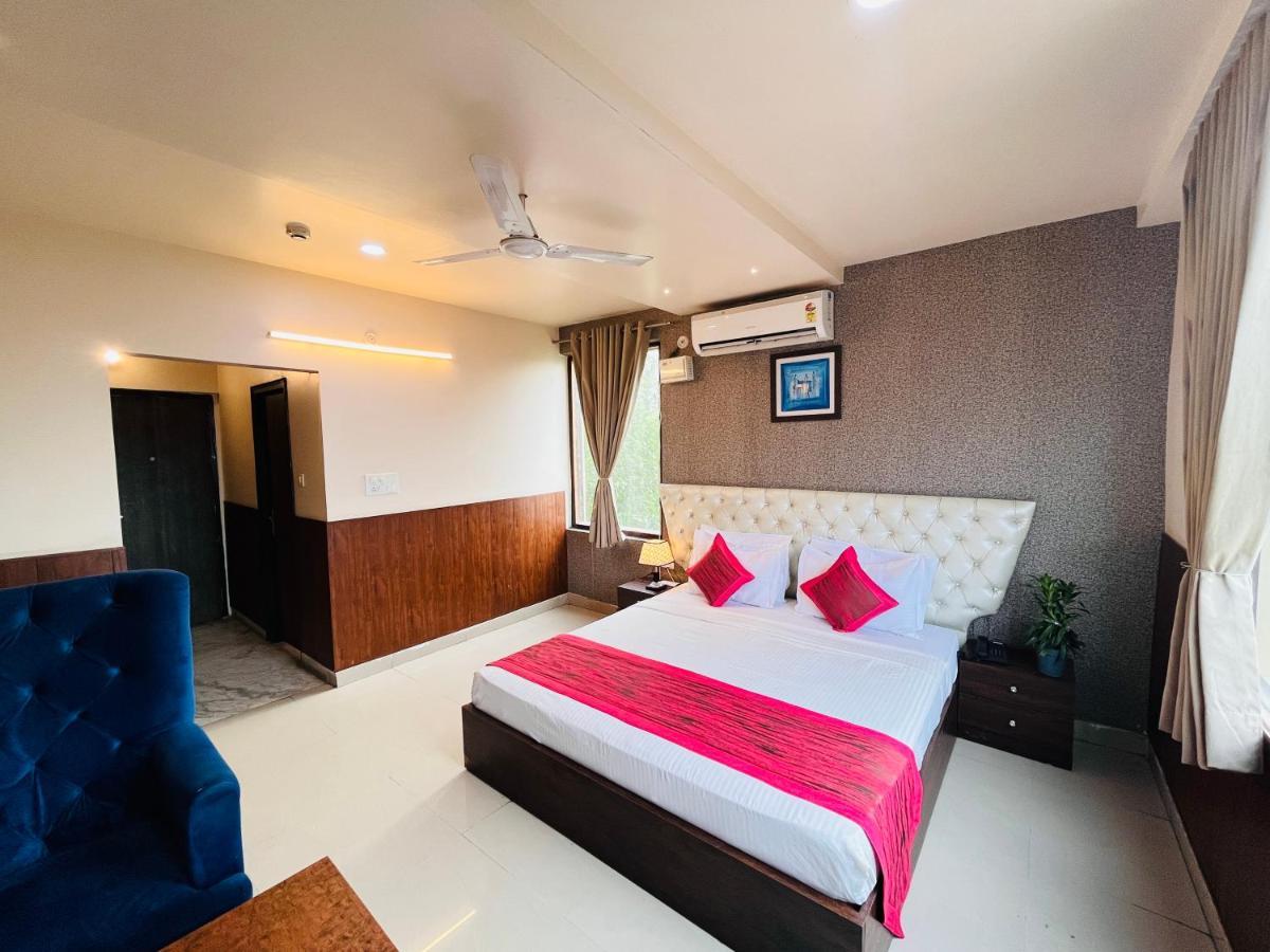 Hotel The Leaf - Gomti Nagar Lucknow Bagian luar foto