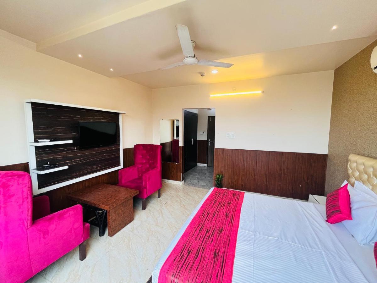 Hotel The Leaf - Gomti Nagar Lucknow Bagian luar foto