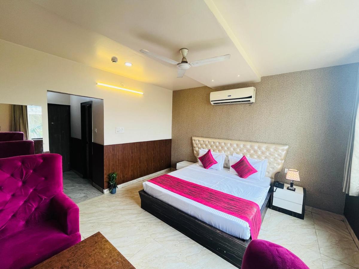 Hotel The Leaf - Gomti Nagar Lucknow Bagian luar foto