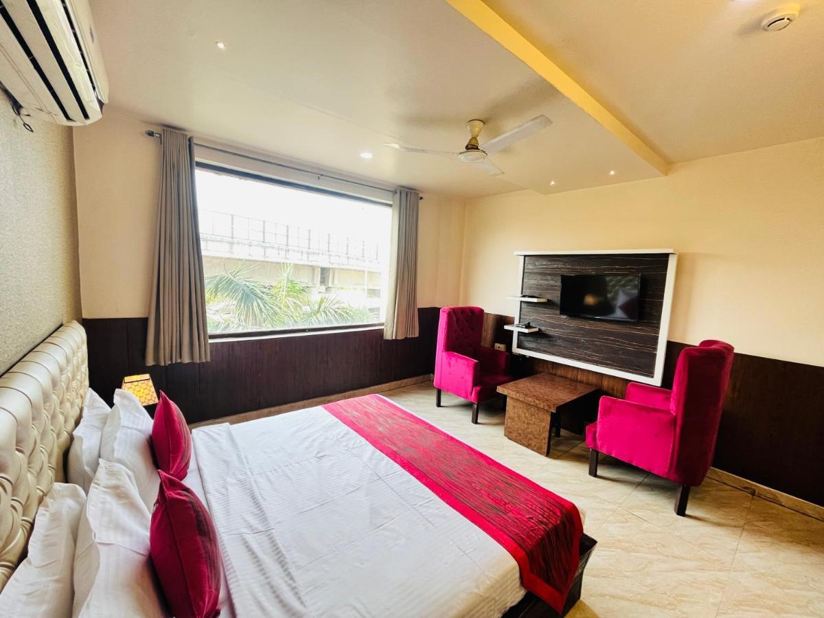 Hotel The Leaf - Gomti Nagar Lucknow Bagian luar foto